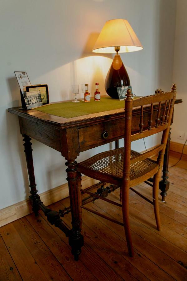 Bed & Breakfast Chateau Les Cedres Bretteville-l'Orgueilleuse エクステリア 写真